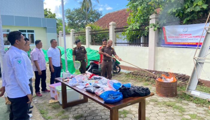 Barang bukti Hasil Kejahatan dimusnahkan Kejari Dompu