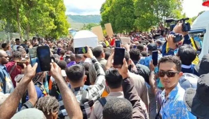 Kericuhan Pecah saat Jenazah Lukas Enembe Tiba di Sentani