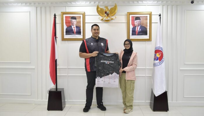 Menpora Dito Menerima Audiensi Pendaki Muda Khansa Syahlaa