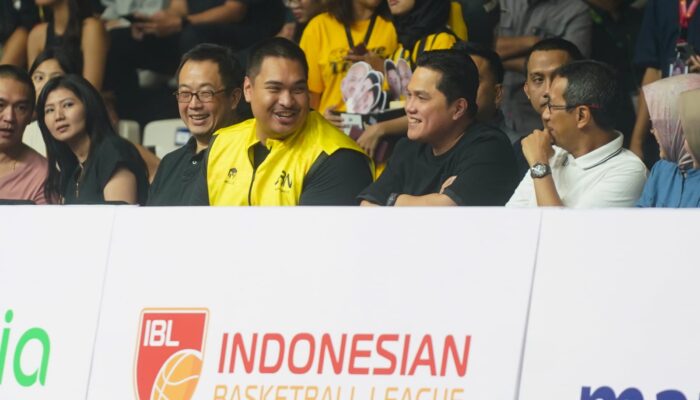 Menpora Dito Tampak Antusias Saat Menyaksikan Pertandingan IBL
