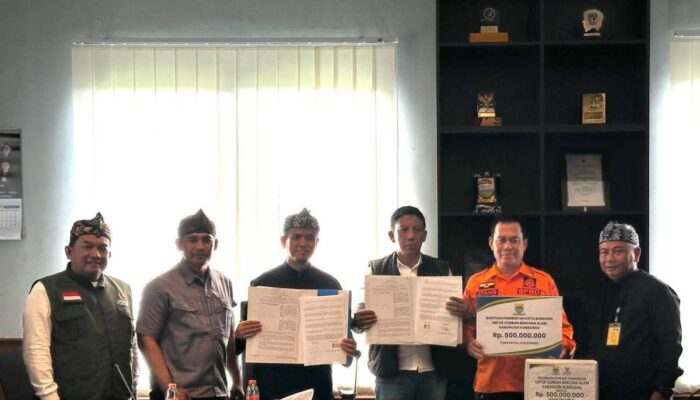 Pemkab Sumedang Terima Bantuan Rp500 juta dan Paket Sembako untuk Korban Gempa dari Kota Bandung