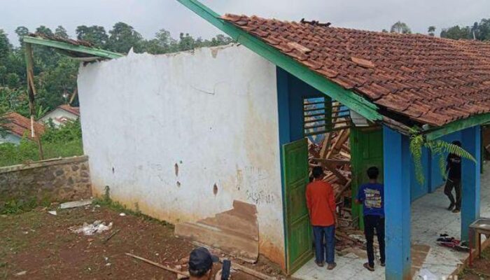 Atap Sekolah di Sumedang Roboh, 8 Orang Korban Alami Luka di Bagian Kepala