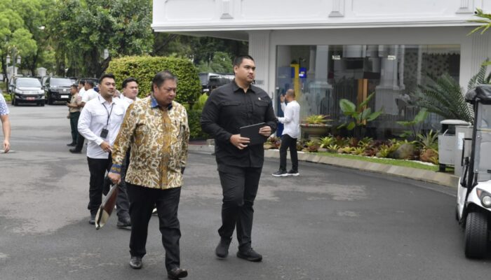 Menpora Dito Hadiri Sidang Kabinet, Presiden Jokowi : Semua Menteri Harus Pastikan Stabilitas Harga Pangan Jelang Ramadan.