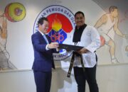 Menpora Dito Menerima Penghargaan Sabuk Hitam Taekwondo