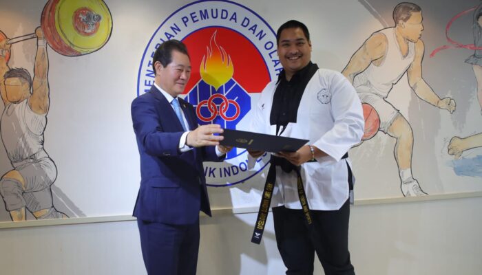 Menpora Dito Menerima Penghargaan Sabuk Hitam Taekwondo