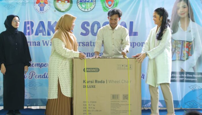 DWP Kemenpora Salurkan Bantuan Kursi Roda di SLB YDBA Cibening