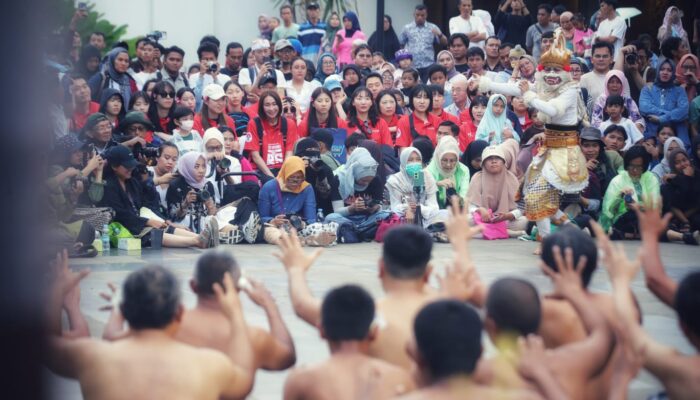Sebelum Balik Ke Korea Selatan, Seluruh Tim Voli Red Sparks Melihat Pertunjukan Tari Kecak