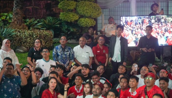 Ribuan Suporter Setia Timnas Indonesia Antusias Mendukung Perjuangan Rizky Ridho