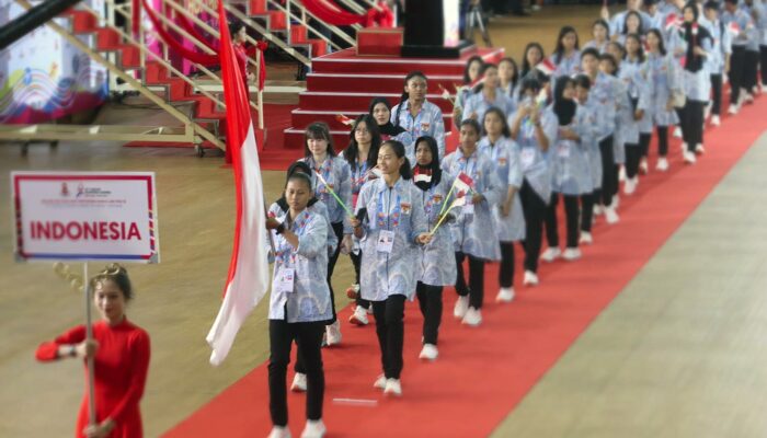 Kontingen Indonesia Berseragam Batik pada Defile Opening Ceremony 13th ASEAN Schools Games 2024 Vietnam