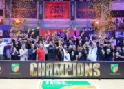 Menpora Dito Ariotedjo Serahkan Piala kepada Pelita Jaya, Juara IBL Tokopedia 2024