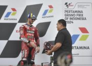 Penyerahan Trophy Kepada Pembalap Ducati,Francesco Bagnaia di Sirkuit Mandalika Oleh Menpora Dito