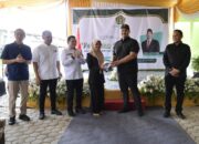 Menpora Dito Serahkan Bantuan Peralatan Olahraga untuk Madrasah di Palembang