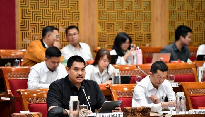 Menpora Dito Rapat dengan Komisi DPR Bahas Naturalisasi Pemain Sepak Bola