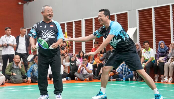 Taufik Hidayat dan Abdul Mu’ti Menangkan Laga Eksibisi di Penutupan Liga Bulutangkis Kemendikdasmen 2025