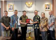 Tokoh Penggerak Olahraga, Wamenpora Taufik Raih Anugerah Konservasi dari Unnes