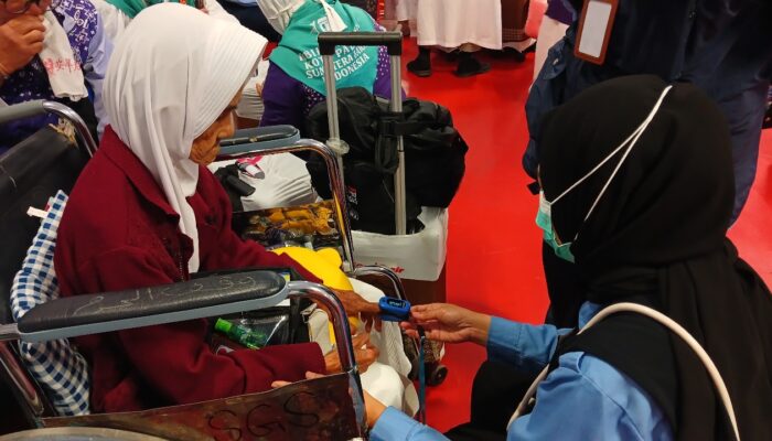 Kepulangan Jemaah Dimulai, Tim Kesehatan Daker Bandara Hadir Nonstop di Garis Depan