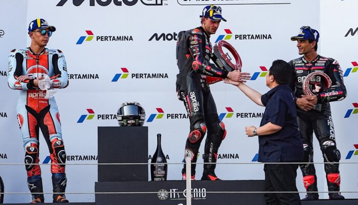 Menpora Erick Serahkan Trofi   Kepada Marco Bezzecchi, Juara Pertamina Grand Prix of Indonesia 2026